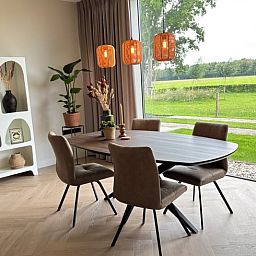 Stilvolles Esszimmer mit Blick auf die Natur im Ferienhaus in Arrien, Vechtstreek, Overijssel.
