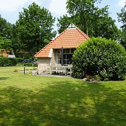 AA-Reestryck vakantiehuis in IJhorst, Overijssel omgeven door groene natuur en ruime tuin, ideaal voor een ontspannen verblijf.