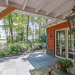 Zonnig terras met uitzicht op de natuur bij Vakantiehuis in Bergentheim, Vechtstreek, Overijssel.