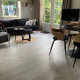 Modernes Wohnzimmer eines Ferienhauses in Lemele, Vechtstreek, Overijssel.