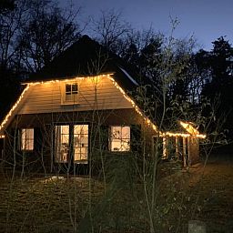 Attraktiv beleuchtetes Ferienhaus in Lemele, Vechtstreek, Overijssel, umgeben von Natur und Ruhe, ideal fuer einen entspannten Aufenthalt.