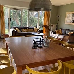 Eethoek in Huisje in Lemele, Vechtstreek, Overijssel met houten tafel en gele stoelen, ideaal voor familiediners.