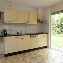 Moderne keuken in Huisje in Lemele, Vechtstreek, Overijssel met uitzicht op de tuin.