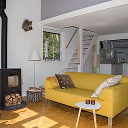 Comfortabele woonkamer in Vakantiehuisje in Stegeren, ideaal voor ontspanning in de Vechtstreek, Overijssel.