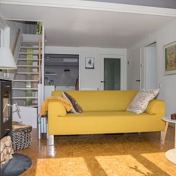 Stijlvolle binnenruimte in Vakantiehuisje in Stegeren, perfect voor een gezellige avond in Overijssel.