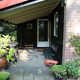 Gemuetlicher Innenhof des Ferienhauses in Stegeren, Region Vecht, mit einladender Sitzecke.