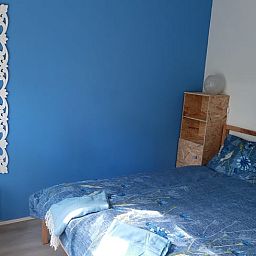 Moderne Kueche im Ferienhaus in Stegeren, Vechtstreek, Overijssel mit Mikrowelle und Kaffeemaschine.