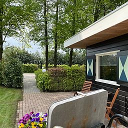 Buitenzijde van Vakantiehuis in Bruchterveld, omgeven door groen in Vechtstreek, Overijssel.