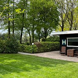 Zonnig terras bij Vakantiehuis in Bruchterveld, ideaal voor ontspanning in Vechtstreek, Overijssel.