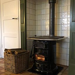 Gezellige houtkachel in Vakantiehuisje in Den Velde, Vechtstreek, Overijssel, biedt warme sfeer in de knusse binnenruimte van het vakantiehuis.