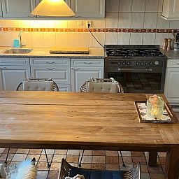 Gezellige keuken in Vakantiehuisje in Den Velde, Vechtstreek, Overijssel met houten eettafel en ruime kookfaciliteiten.