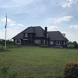 Zomerse dag bij Vakantiehuisje in Kloosterhaar, met uitgestrekte tuin in de Vechtstreek, Overijssel.