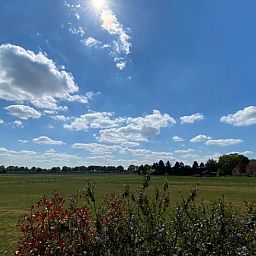 Helderblauwe lucht en groene velden rondom Vakantiehuisje in Kloosterhaar, Vechtstreek, Overijssel.