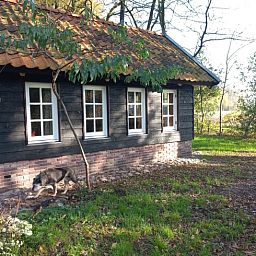 Charmant vakantiehuis in Brucht, Vechtstreek, Overijssel met traditionele houten gevel.