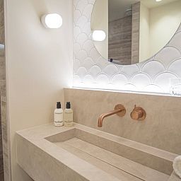 Stijlvolle badkamer in Huisje in Collendoorn, Vechtstreek. Vakantiehuis met luxe voorzieningen in Overijssel.