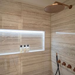 Moderne douche in Huisje in Collendoorn, Vechtstreek. Vakantiehuis met comfortabele faciliteiten in Overijssel.