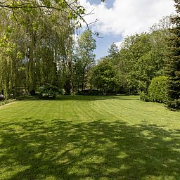 Helles Wohnzimmer des Ferienhauses OV269 in Giethoorn, Nordwest Overijssel, mit moderner Einrichtung.