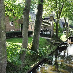 Gemuetliches Schlafzimmer im Ferienhaus OV269 in Giethoorn, Nordwest Overijssel, mit stimmungsvoller Beleuchtung.