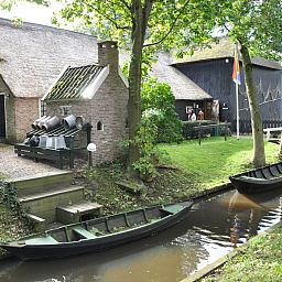 Kanoen bij OV270 vakantiehuis in Giethoorn, een unieke ervaring in het waterland van Noordwest Overijssel.