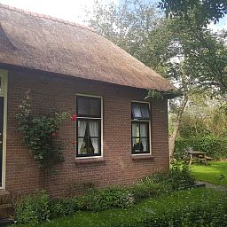 Vacation home OV602 in Giethoorn with charming thatched roof and flowering garden in Overijssel.