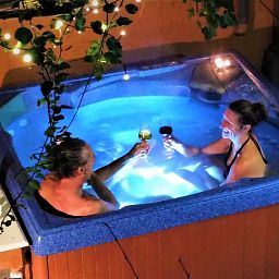 Enjoy a relaxing evening in the Jacuzzi at Huisje in Giethoorn, a cozy vacation home in Northwest Overijssel, Overijssel.