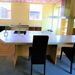 Modern kitchen of Huisje in Giethoorn, vacation home in picturesque Giethoorn, Overijssel, with spacious dining table and stylish furnishings.