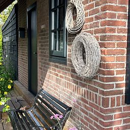 Gemuetliche Veranda des Ferienhauses in Giethoorn mit Blumen in Overijssel.