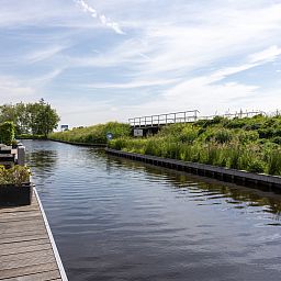 Erholsamer Kanalblick im Ferienhaus OV535 in Giethoorn, Nordwest Overijssel, Overijssel.