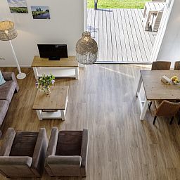 Sfeervolle slaapkamer in OV072 vakantiehuis, Giethoorn, met comfortabel tweepersoonsbed.