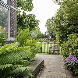 Bedroom of vacation home OV480 in Giethoorn, Northwest Overijssel. Cozy room with comfortable bed and view of nature.