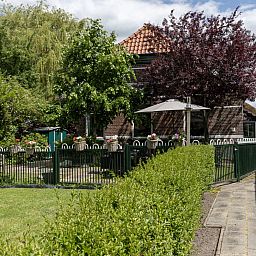 Cozy living room of vacation home OV480 in Giethoorn, Overijssel with comfortable seating area and stylish furnishings.
