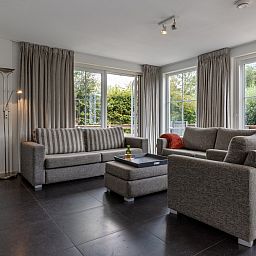 Modern bathroom in vacation home OV688 in Giethoorn, Northwest Overijssel, equipped with a stylish sink.