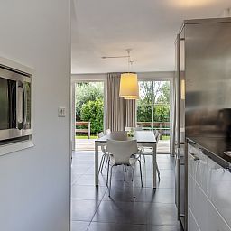 Charming facade of vacation home OV688 in Giethoorn, Overijssel, with classic windows and natural surroundings.