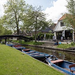 Malerische Umgebung von OV117 in Giethoorn, Nordwest Overijssel, mit malerischen Grachten und Bruecken.