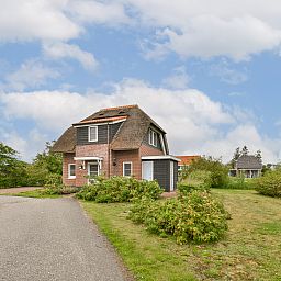 Vrijstaande woning in Giethoorn, vakantiehuis in Noordwest Overijssel, omgeven door groene natuur en rustieke charme.