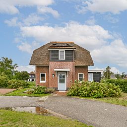 Vrijstaande woning in Giethoorn, een charmant vakantiehuis in het pittoreske Noordwest Overijssel, omgeven door weelderige natuur en rust.