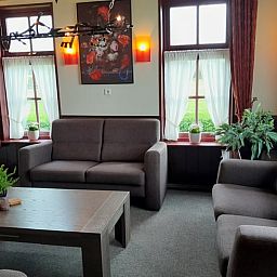 Gezellige woonkamer met comfortabele banken in Vakantiehuisje in Giethoorn, Noordwest Overijssel, Overijssel.