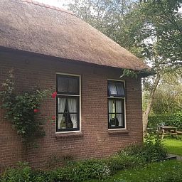 Traditioneel Vakantiehuisje in Giethoorn met bloementuin in Noordwest Overijssel, Overijssel.