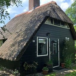 Charmantes Haeuschen in Giethoorn, ein Ferienhaus im Nordwesten von Overijssel, umgeben von gruener Natur und rustikalem Charme.