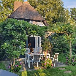 Geniessen Sie die Ruhe im Huisje in Giethoorn, einem charmanten Ferienhaus im Nordwesten von Overijssel mit einer gemuetlichen Terrasse, umgeben von viel Gruen.