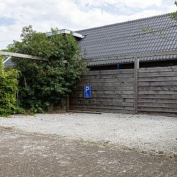 Gemuetliches Wohnzimmer des Ferienhauses OV591 in Wanneperveen, Overijssel mit komfortabler Sitzecke.