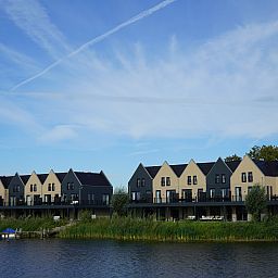 View of the Chalet in Kampen along the water, surrounded by the nature of Northwest Overijssel, Overijssel.