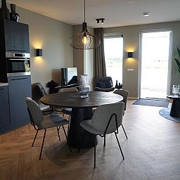 Stilvoller Innenraum einer Wohnung in Kampen, Nordwest-Overijssel, mit moderner Kche und elegantem Essbereich.