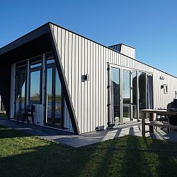 Freistehendes Haus in Kampen, Ferienhaus im Nordwesten von Overijssel mit moderner Architektur und groer Terrasse, ideal zum Entspannen.
