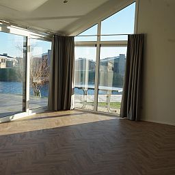 Heller Innenraum eines freistehenden Hauses in Kampen mit Blick auf das Wasser, gelegen im Nordwesten von Overijssel, perfektes Ferienhaus.