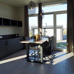 Moderne binnenruimte van Vrijstaande woning in Kampen, Noordwest Overijssel, met ruime keuken en uitzicht op de tuin.