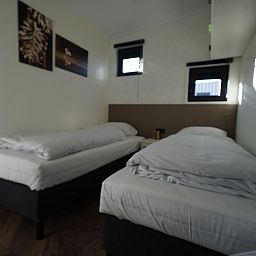 Sfeervolle slaapkamer in Vrijstaande woning in Kampen, vakantiehuis in Noordwest Overijssel, Overijssel, met comfortabele bedden en moderne inrichting.