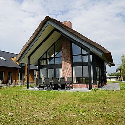 Detached house in Kampen, a vacation home in Northwest Overijssel, with a spacious veranda and beautiful views of the green surroundings.