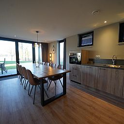 Ruime eetkamer in Vrijstaande woning in Kampen, vakantiehuis in Noordwest Overijssel met uitzicht op terras en natuur.