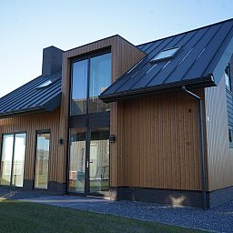 Freistehendes Haus in Kampen, ein modernes Ferienhaus mit Holzfassaden, gelegen in der ruhigen Umgebung von Nordwest-Overijssel, Overijssel.